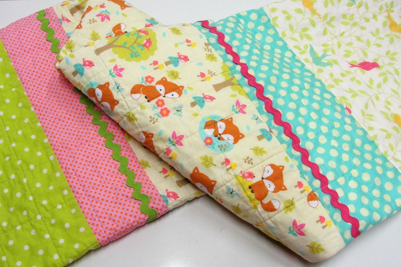 baby quilt with little foxes, trees, birds and butterflies and birds woodland animal, forest Ready to ship afbeelding 1