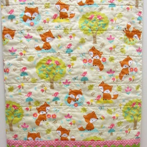 baby quilt with little foxes, trees, birds and butterflies and birds woodland animal, forest Ready to ship afbeelding 3