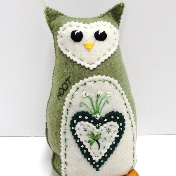 St. Patrick's Day owl- stuffed felt owl- 8 inch Hoot owl in moss green with embroidered shamrock, FREE US SHIPPING thru 12/31/2013