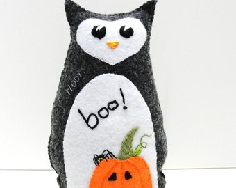 Halloween felt owl- 8 inch stuffed owl- HOOT in heathered gray with grinning pumpkin and spider- "boo"