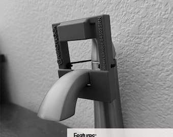 Puede incluir: Un bloqueo de grifo NERDYLOCK gris impreso en 3D con un mecanismo de cordón elástico. El dispositivo está etiquetado con NERDYLOCK y Moen Lindor 84505SRN. El texto incluye: Features: 3D Printed with Sustainable Materials, Simple Bungee Cord Technology, Patent Pending #64048062, New to Market/Unique Design.