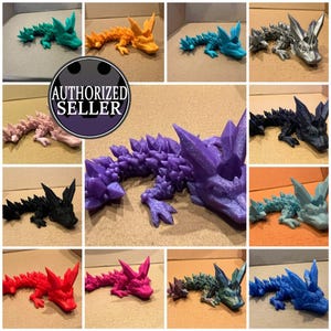 以下が含まれることがあります： ターコイズ、オレンジ、シルバー、ピンク、パープル、ブラック、レッド、マゼンタ、グリーン、ブルーなど、さまざまな色で3Dプリントされた10体のドラゴンフィギュアのコレクション。ドラゴンはとげのある背中を持ち、丸まった姿勢でポーズをとっています。