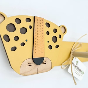 Leopard Kinder Kleiderbügel: Safari Kinderzimmer Dekor, Tierhalter aus Holz