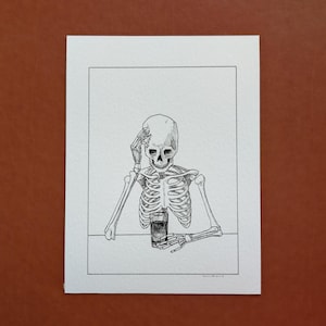 ハロウィンのスケルトンアートプリント – メメント・モリビールのイラスト | ゴシック・ブラックユーモアのインク画 | ストイックな不条理主義の壁飾りプリント