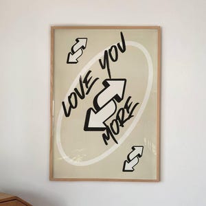 Lámina "Te quiero más" en color beige: Arte mural con diseño de cartas de Uno, decoración para el hogar (descarga digital) 252