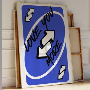 Póster de bar retro azul con texto "Te amo más", imprimible, arte de pared con naipes, arte de pared femenino, decoración de pared preppy para dormitorio, descarga digital moderna 67