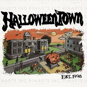 以下が含まれることがあります： 「ハロウィーンタウン」と呼ばれる町のヴィンテージスタイルのイラスト。中央に大きなカボチャがあります。町には学校、建物がいくつか、そしてカボチャのあるフェンスがあります。画像の下部に「Est. 1998」というテキストがあります。