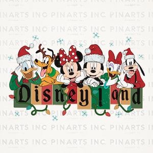 Könnte beinhalten: Eine Weihnachts-Illustration mit Mickey Mouse, Minnie Mouse, Donald Duck, Goofy und Pluto, die Weihnachtsmützen tragen. Die Figuren stehen vor einem Schild mit der Aufschrift "Disneyland" mit Weihnachtslichtern und Grün.