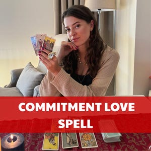 Op de afbeelding: Een vrouw die tarotkaarten vasthoudt met de woorden "COMMITMENT LOVE SPELL" in een rode banner. Verschillende tarotkaarten worden getoond op een rode doek, samen met een brandende kaars.