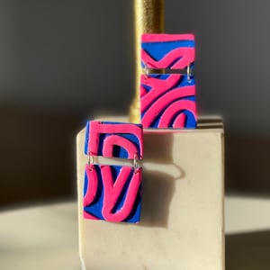 Kräftige und abstrakte Ohrringe aus Polymer-Ton - Rosa und Blauer Statement-Schmuck, Funky Geometrische Ohrringe, Y2K Ästhetik