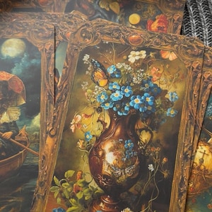 Puede incluir: Cartas del tarot con ilustraciones vintage en marcos ornamentados. Una carta muestra un jarrón lleno de flores azules y una mariposa. El texto "6 of cups" es visible. Las cartas tienen un marco dorado.