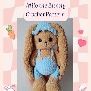 Può includere: Un coniglietto all'uncinetto di nome Milo, con una salopette blu e un berretto abbinato. Il coniglietto è marrone chiaro con lunghe orecchie flosce. L'immagine include il testo "Milo the Bunny Crochet Pattern" e un avviso di copyright.