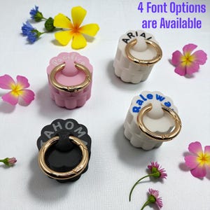 Caja de flores de viaje con anillo, soporte para Airtag y llavero personalizable con nombre. Pastillero con tapa de rosca, seguro para viajes y uso diario con nombre.