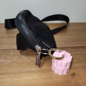 Bague pour boîte à fleurs de voyage avec porte-airtag et porte-clés - Boîte à pilules avec couvercle à visser sans danger pour les voyages et un usage quotidien
