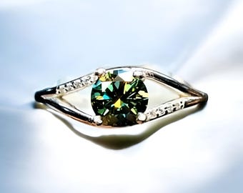 刻印入りグリーンモアッサナイトリング：925スターリングシルバー 