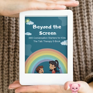 Könnte beinhalten: Ein weißer E-Reader zeigt den Text "Beyond the Screen" mit dem Untertitel "365 Conversation Starters for Kids". Der Bildschirm zeigt einen Regenbogen, Cartoon-Kinder, Wolken und eine Sonne. Der E-Reader wird vor einem neutralen Hintergrund gehalten.