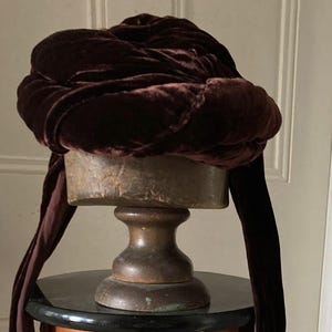 Rare vintage c.40s French dark burgandy silk velvet hat.