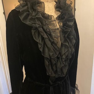 Superglamoureuze zwart fluwelen vintage peignoir/kamerjas uit de jaren 60 van de Britse ontwerper Elizabeth Hayes. Uitstekende vintage staat.