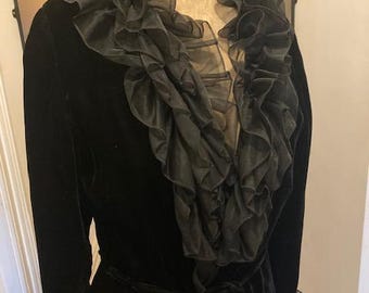 Peignoir/roupão vintage superglamuroso de veludo preto da década de 1960 da designer britânica Elizabeth Hayes. Excelente condição vintage.