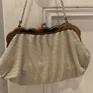 Lovely vintage c.40s/50s Whiting and Davis white enamelled metal mesh evening bag/purse.