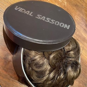 Vidal Sassoon vintage (ca slutet av 60-talet till mitten av 70-talet) kort brun Suzy-peruk i originalförpackning. I utmärkt vintageskick.