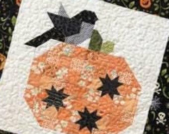 Pumpkin Season Quilt Pattern by The Pattern Basket, 25-inch square quilt, cute pieced pumpkin quilt pattern, pumpkin Autumn quilt pattern
