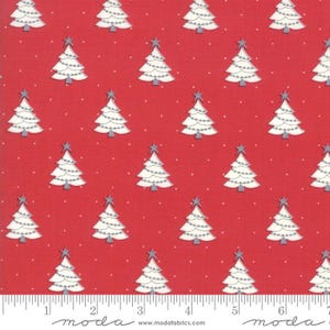 1 Meter Schnitt Country Christmas Cardinal Red von Bunny Hill Moda fabrics, Endriegel, Art. 2961 14 weiße Weihnachtsbaum auf Rot, Rückseite aus 100% Baumwolle