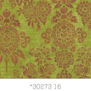Może przedstawiać: Zbliżenie tkaniny z powtarzającym się wzorem kwiatowym w odcieniach zieleni i brązu. Wzór przedstawia stylizowane kwiaty i liście, tworząc teksturowany, vintage wygląd. Tekst "*30273 16" znajduje się na dole.