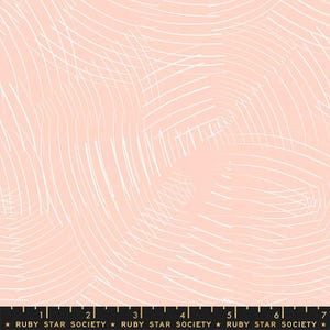 Könnte beinhalten: Abstrakter Musterstoff in hellrosa mit weißen Linien und Kreisen. Der Stoff hat ein sich wiederholendes Muster aus sich überlappenden Kreisen und Linien.