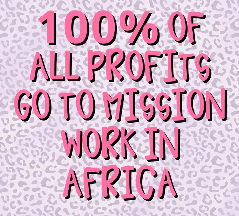 Op de afbeelding: Een grafisch ontwerp met de tekst 100% OF ALL PROFITS GO TO MISSION WORK IN AFRICA in vetgedrukte roze letters met een zwarte omlijning. De achtergrond bestaat uit een licht lavendelkleurig en wit luipaardpatroon over het gehele oppervlak.
