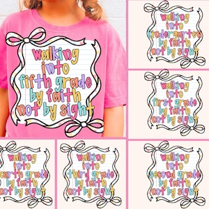 Puede incluir: Una camiseta rosa con el texto "walking into fifth grade by faith not by sight" en un diseño colorido y decorativo. Imágenes adicionales muestran diseños similares para otros grados, desde jardín de infancia hasta cuarto grado.