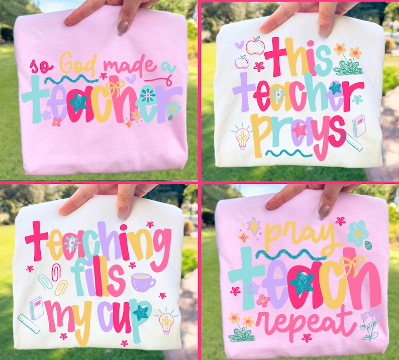 Op de afbeelding: Vier gevouwen t-shirts in roze en wit, elk met een kleurrijk tekstontwerp. De ontwerpen bevatten zinnen als "so God made a teacher", "this teacher prays", "teaching fills my cup" en "pray teach repeat".