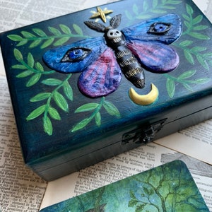 boîte en bois, squelette ailé, sculpture en résine peinte à la main, clé squelette en or, boîte de cartes de tarot, cadeau pour sorcières et lecteurs de tarot, boîte UNIQUEMENT
