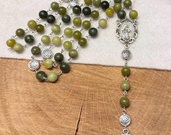 Auténtico rosario de mármol de Connemara, cuentas de oración con nudo celta irlandés.
