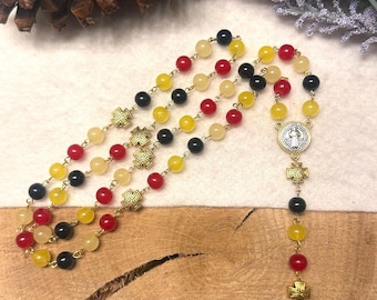 Rosario de bolsillo del Papa León XIV con los colores del escudo papal.