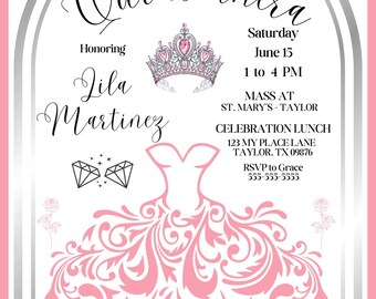 Może przedstawiać: Różowe i srebrne zaproszenie na Mis Quince. Zaproszenie zawiera słowa "Mis Quince" i "Quinceañera" w eleganckim skrypcie. Zawiera szczegóły dotyczące uroczystości Lili Martinez, w tym datę, godzinę i miejsce.