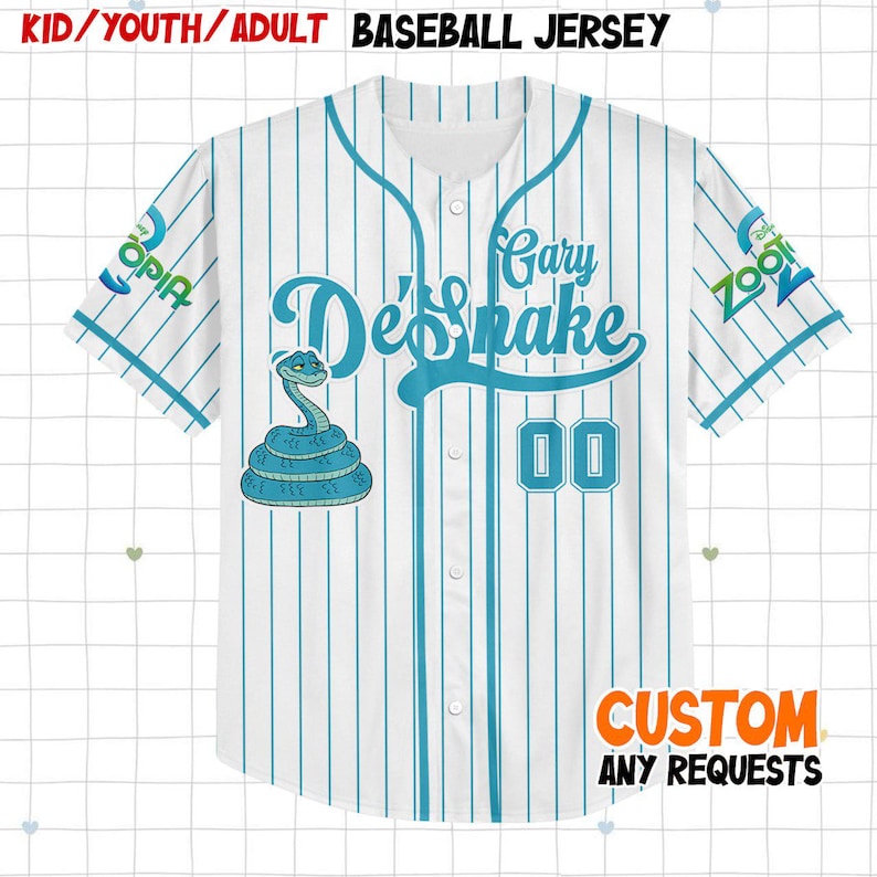 Puede incluir: Camiseta de b&eacute;isbol blanca con rayas azules verticales. Presenta el texto "De'Snake" en escritura turquesa, un gr&aacute;fico de serpiente turquesa y el n&uacute;mero "00". Las mangas tienen los logotipos "ZOOT" y "OPIA". El texto "CUSTOM ANY REQUESTS" est&aacute; en la parte inferior.