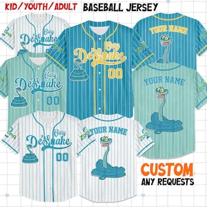 Puede incluir: Camisetas de b&eacute;isbol en varios colores, incluyendo azul, blanco y turquesa, con dise&ntilde;os a rayas y lisos. Las camisetas presentan gr&aacute;ficos con tem&aacute;tica de serpientes y los textos "Gary De'Snake" y "Your Name". Disponibles en tallas para ni&ntilde;os, j&oacute;venes y adultos.