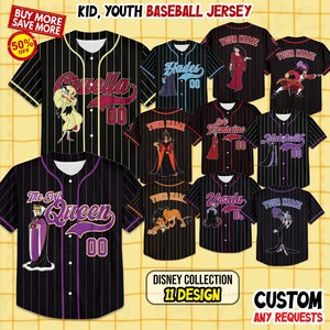 Peut inclure: Maillots de baseball noirs à rayures verticales, avec des personnages de Disney tels que Cruella, Hadès et Maléfique. Le texte "KID, YOUTH BASEBALL JERSEY" est en haut, et "DISNEY COLLECTION 11 DESIGN" en bas. Les maillots sont personnalisables.