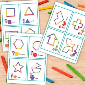 Puede incluir: Tarjetas educativas con formas geométricas como cuadrados, triángulos y hexágonos, construidas con palitos de helado de colores. Cada tarjeta incluye el nombre de la forma y una ilustración infantil. Palitos de manualidades de madera de colores dispersos.