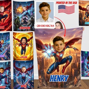 Puede incluir: Mantas con temática de superhéroes con retratos personalizados. Las mantas muestran a niños como superhéroes en poses dinámicas contra paisajes urbanos. Se muestran nombres como Adam, Grayson, Oliver, George, Logan, Jack, Henry, Mateo y Noah.
