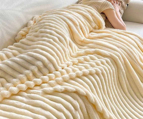 Soft Plush Blanket – Large Fluffy Throw for Sofa & Bed, Cozy Warm Blanket, Fuzzy Bedding for Couch or bed
