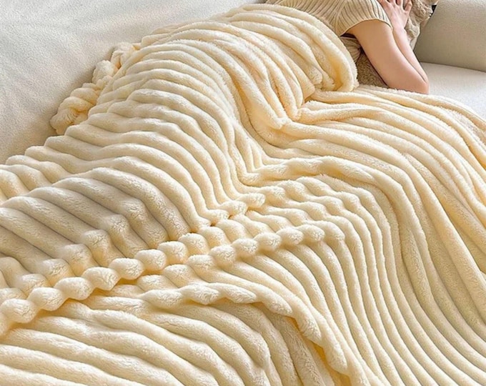 Soft Plush Blanket – Large Fluffy Throw for Sofa & Bed, Cozy Warm Blanket, Fuzzy Bedding for Couch or bed