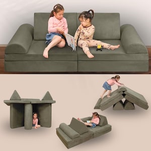 Könnte beinhalten: Ein modulares Spielsofa und Bausteine aus olivgrünem Schaumstoff. Das Bild zeigt das Sofa als Sofa mit zwei Kindern, die darauf sitzen, und auch als Spielhaus, Rampe und Liegestuhl konfiguriert. Die Kinder spielen mit dem Sofa.