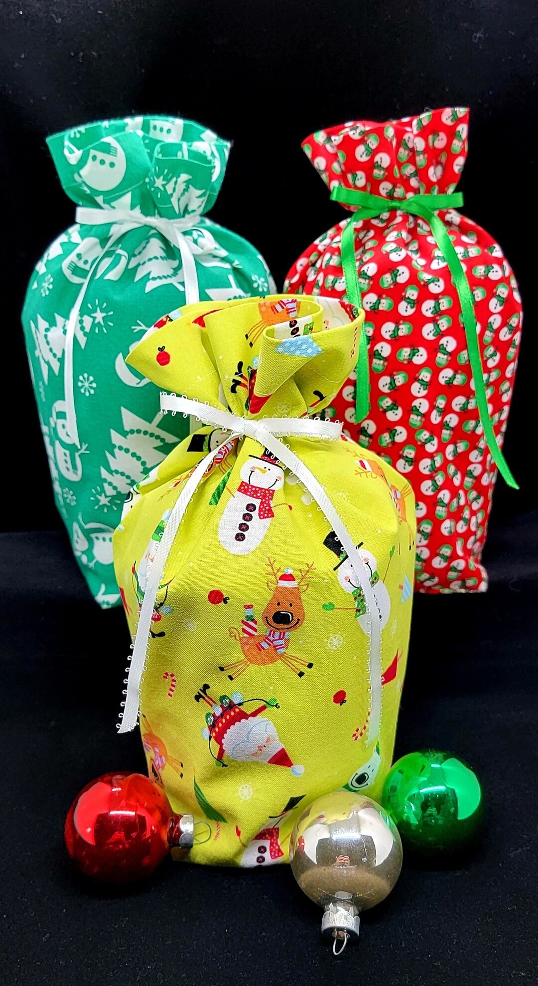 kids-christmas-gift-bags-holiday-gift-bags-assorted-prints-santa-n