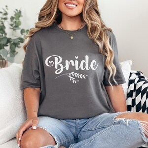 Camiseta con la palabra "NOVIA" en cursiva: regalo de boda, para despedida de soltera, para celebrar el compromiso, para despedida de soltera, para novias, para novias sencillas.