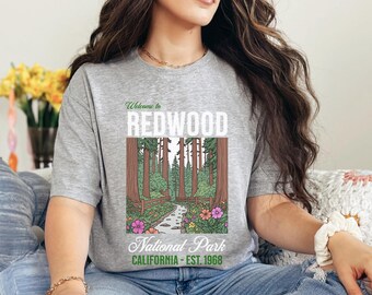 Redwood nationalpark grafisk t-shirt. Natur utomhusälskare t-shirt, present till vandrare, turistmål, Kalifornien t-shirt, nationalparker t-shirt
