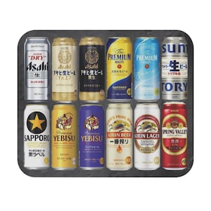 Może przedstawiać: Kolekcja 12 różnych puszek japońskiego piwa ułożonych w siatkę na szarym tle. Puszkach znajdują się różne marki, w tym Asahi, Suntory, Sapporo, Yebisu i Kirin.
