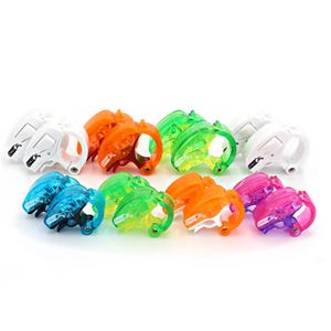 Puede incluir: Una colección de estuches de auriculares coloridos y transparentes en varios colores, incluyendo blanco, naranja, verde, azul y rosa. Cada estuche tiene un diseño único con un asa curva y una pequeña abertura.