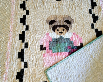 OOAK Patchwork Pilgrim Bear Quilt, Edredón Tradicional de 52" por 59" Lap Throw, colgante de pared o estilo vintage infantil